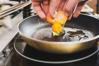 Jak vybrat kvalitní pánev, která vydrží? Odborníci radí: Vyhněte se jednovrstvým a nezapomeňte vypálit nerezovou!